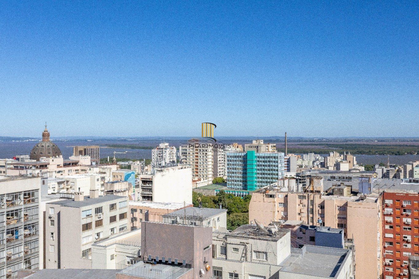 JK mobiliado com sacada e vista na Borges de Medeiros no Centro Historico