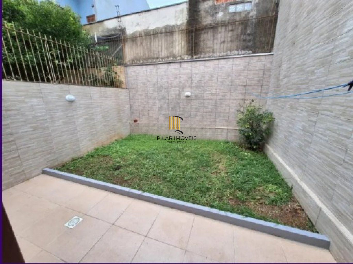 Casa semi mobiliada de 3 quartos, suíte, pátio, 2 vagas no bairro Serraria