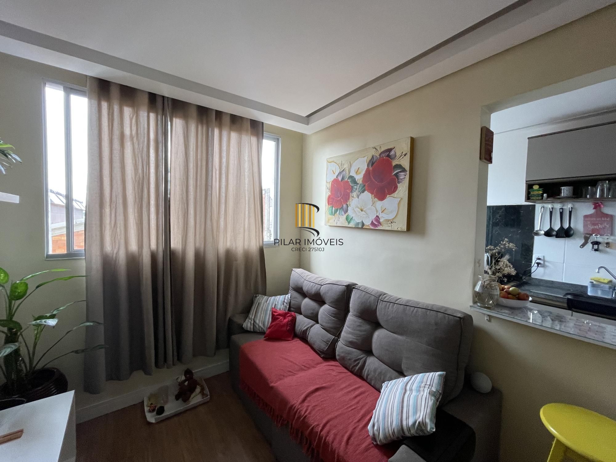Apartamento mobiliado com 2 dormitórios e 1 vaga de garagem na Rua Sadi Castro.