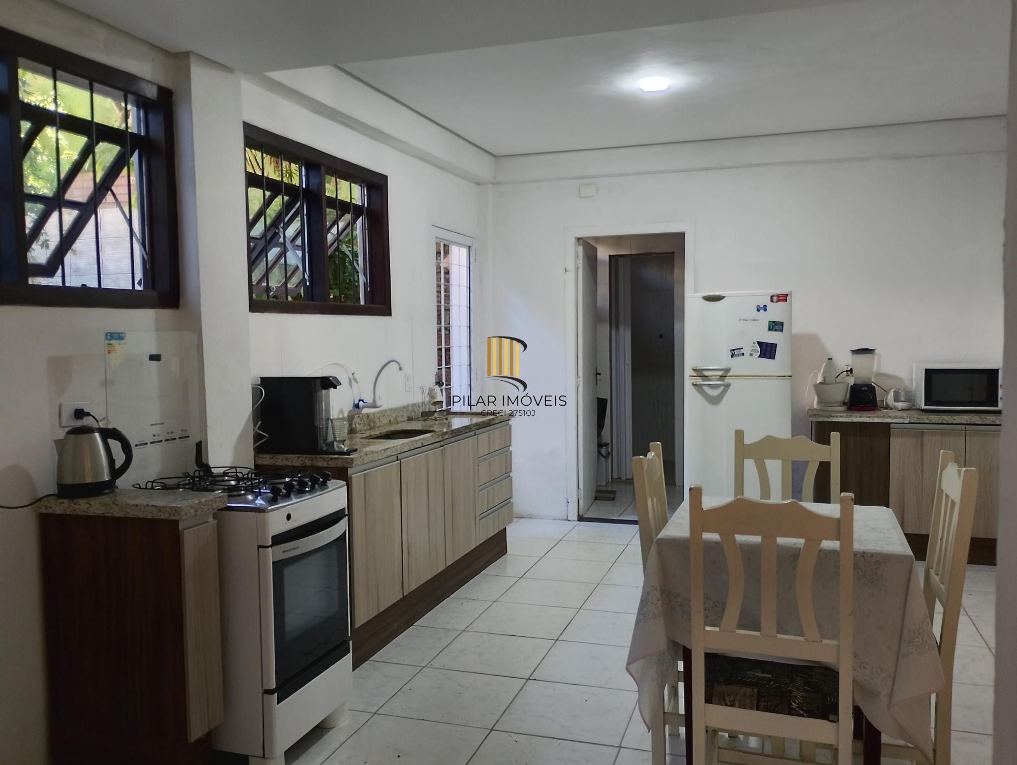 Casa com 3 quartos, 4 vagas de garagem e com pátio no bairro Parque Santa Fé