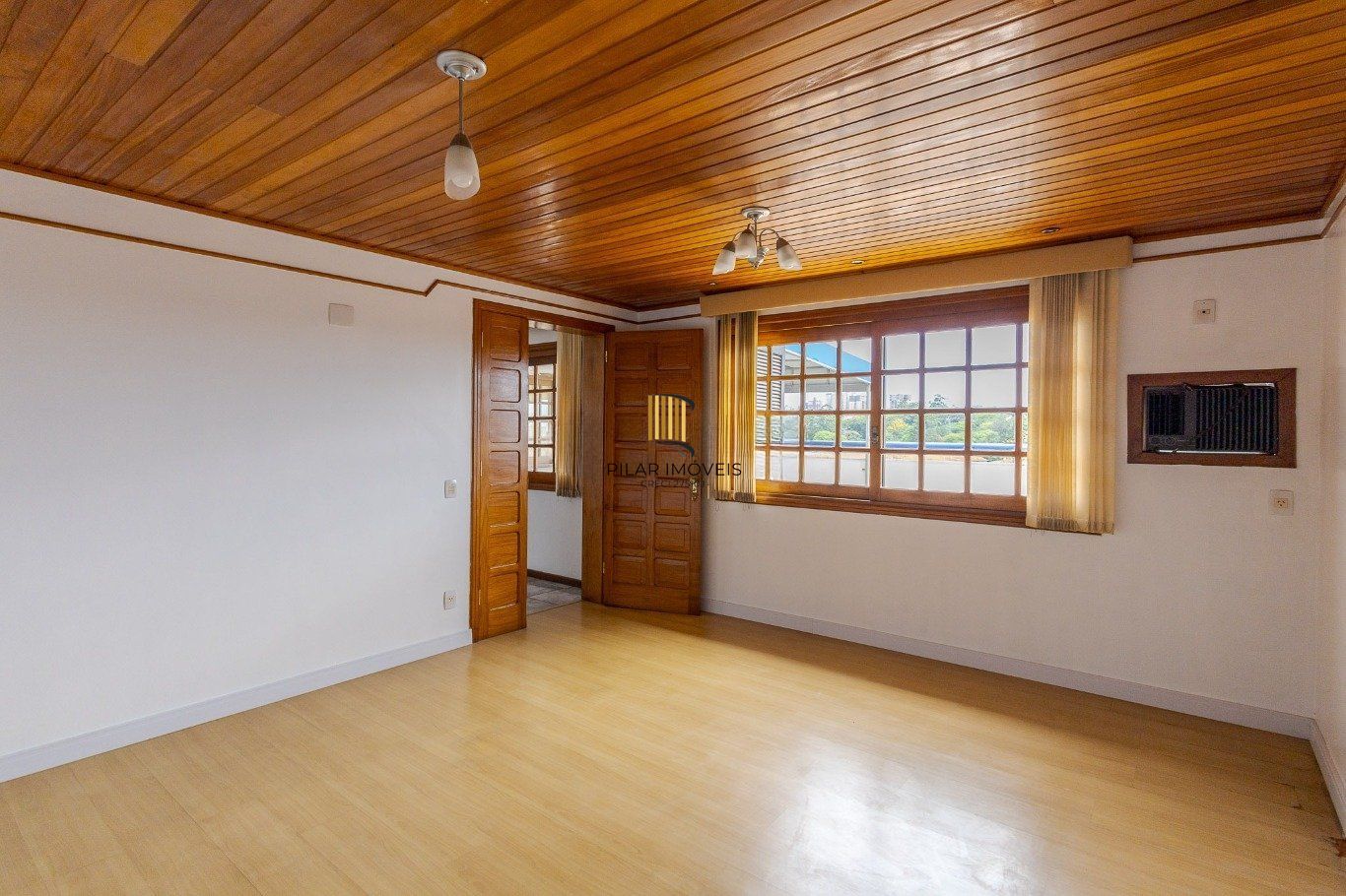 Cobertura com 4 quartos, 1 suíte e 2 vagas no bairro Passo da Areia.