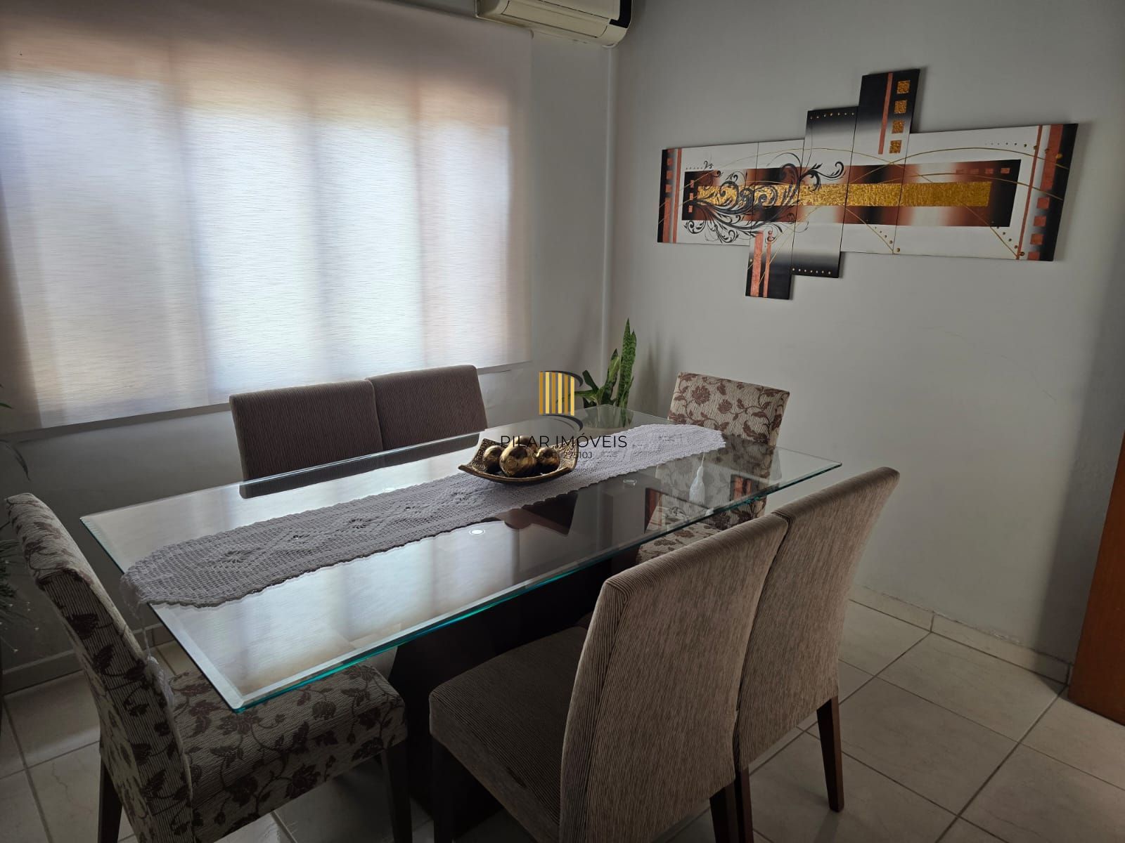 Casa térrea,3 dormitórios e 4 vagas cobertos no Sarandi.