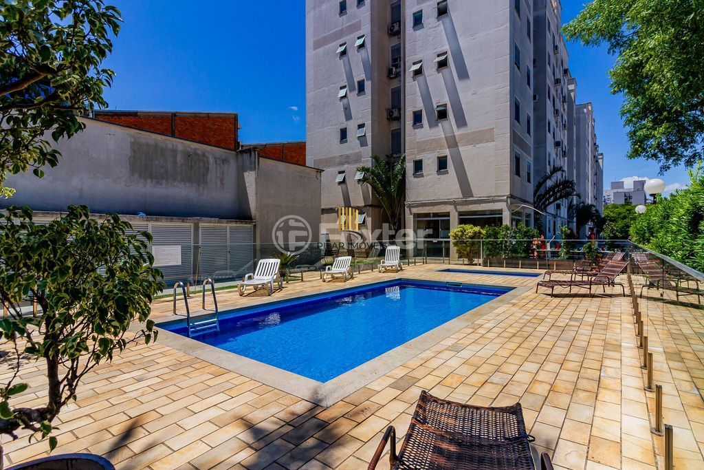Apartamento mobiliado com 2 dormitórios e 1 vaga de garagem na Rua Sadi Castro.