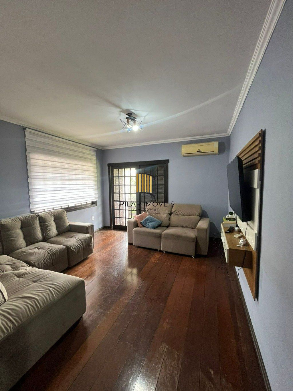 Casa de 3 dormitórios e 4 vagas de garagem em Cachoeirinha.