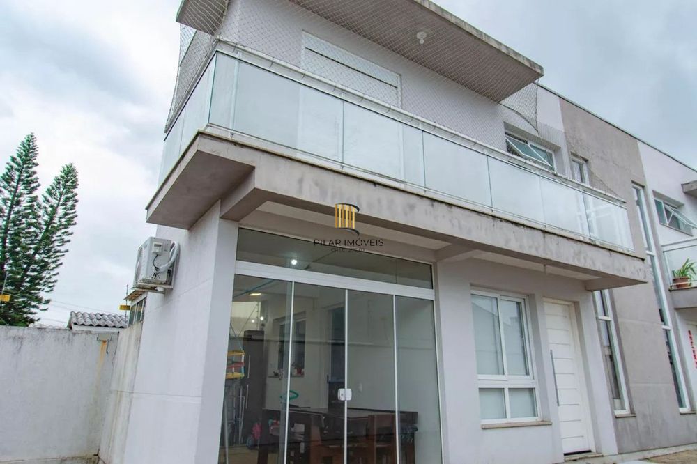 Casa de 3 dormitórios e 2 vagas de garagem em Canoas.