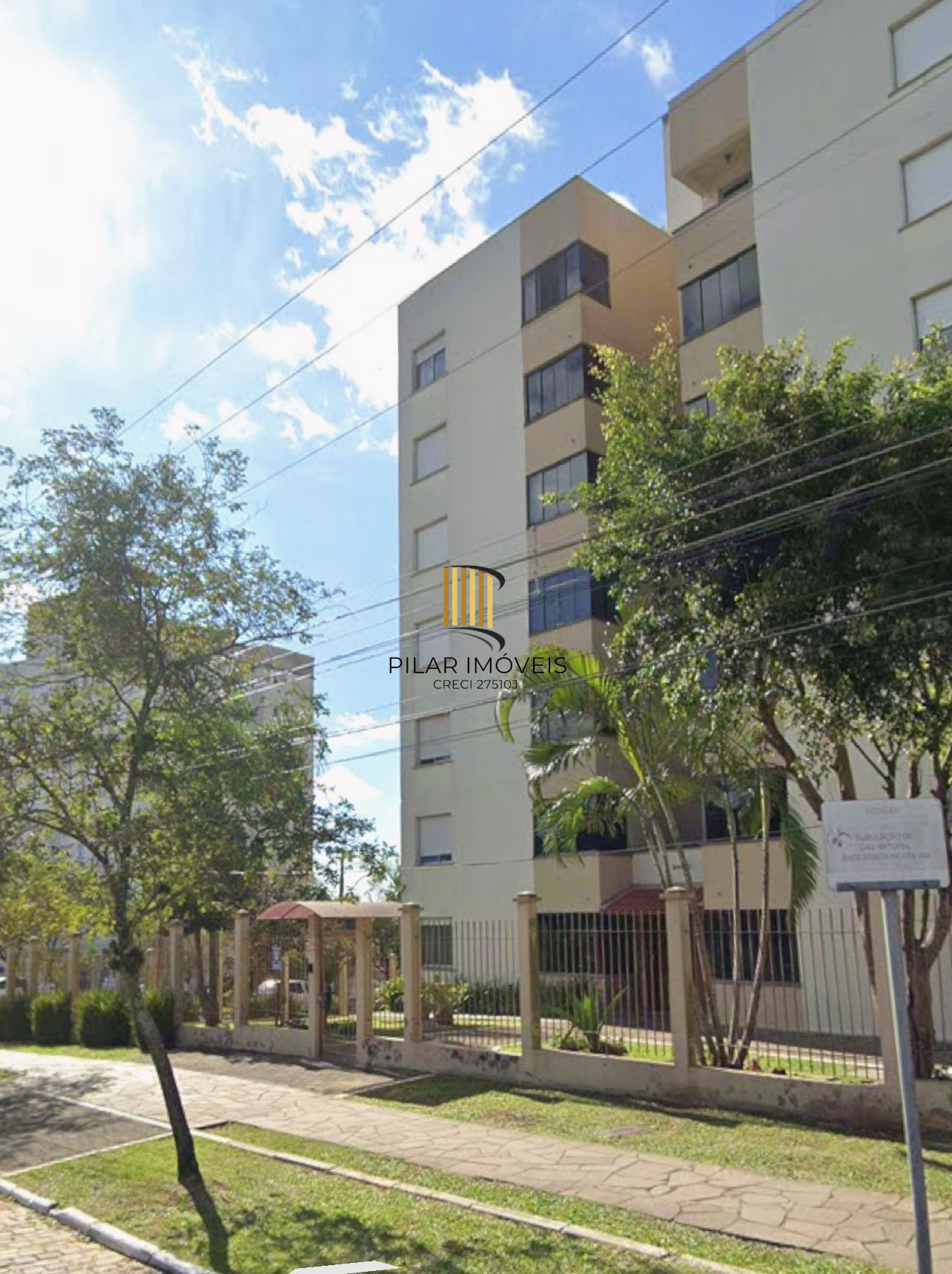 Apartamento 2 dormitórios com Sacada e 1 vaga de garagem na Rua Sadi Castro.