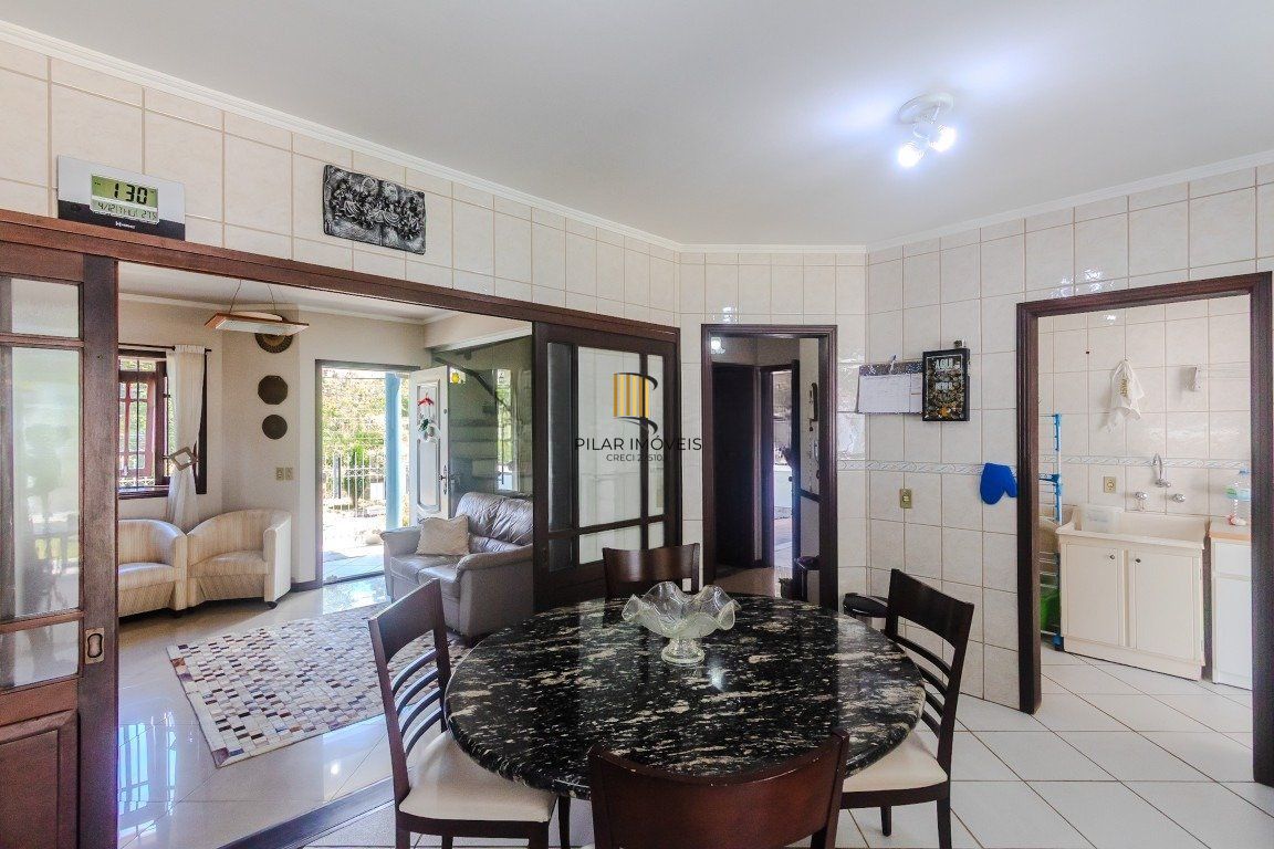 Casa de 4 dormitórios, sendo 1 suíte e 4 vagas de garagem em Canoas.