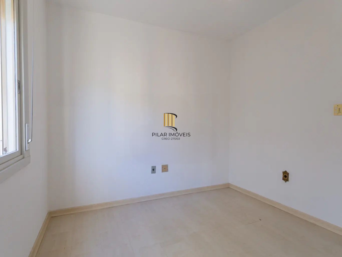 Apartamento com 3 dormitórios e 1 vaga de garagem no bairro Azenha.