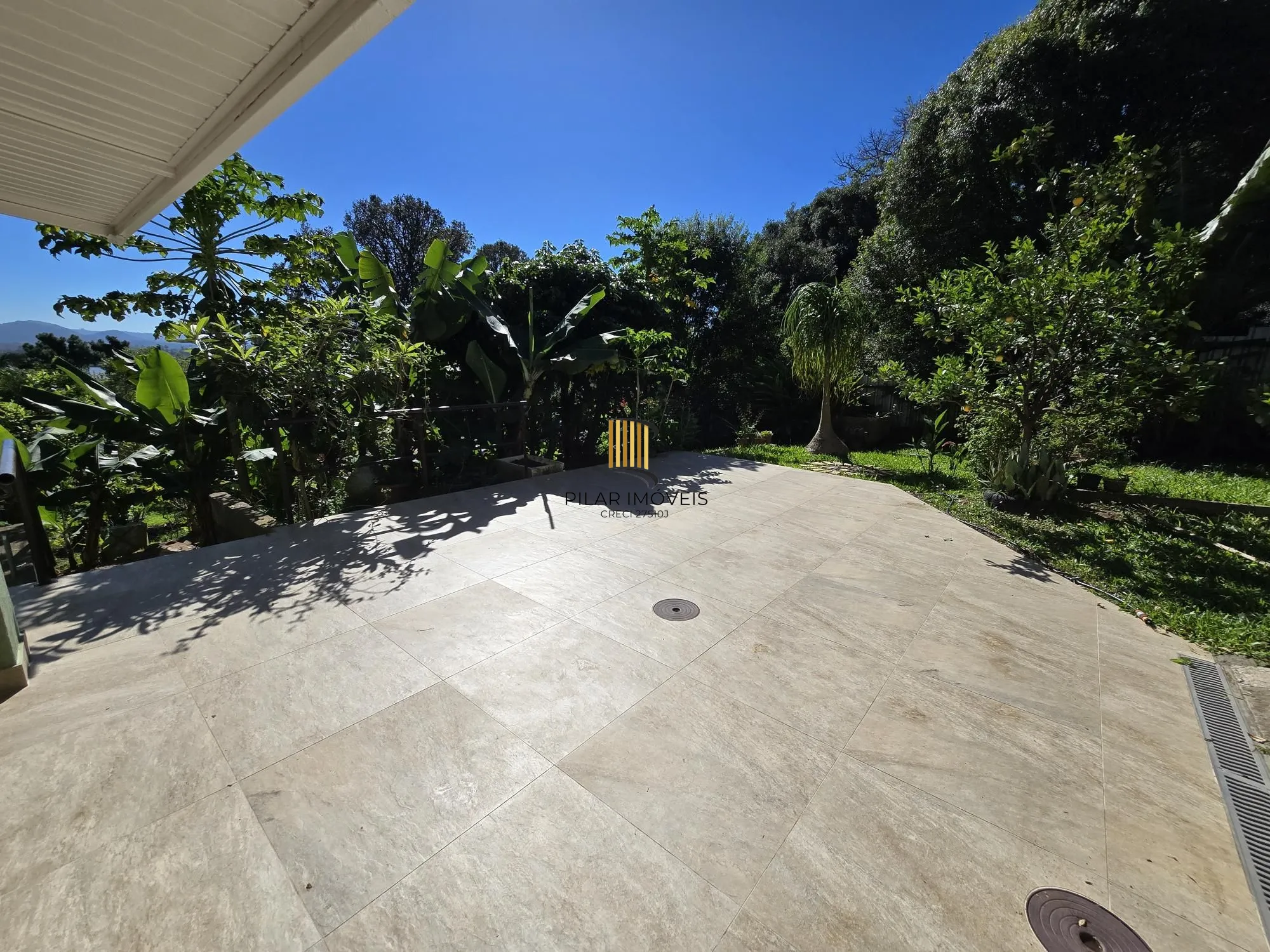 Casa 3 dormitórios, 1 suíte, 4 vagas 210 m² privativos no Belém Novo.