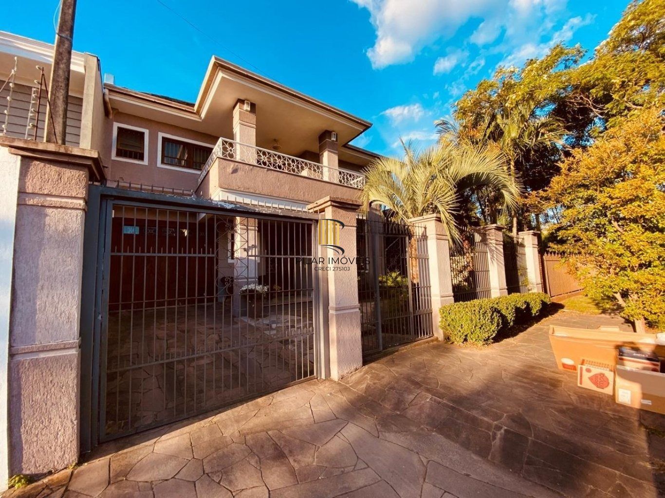 Casa de 3 dormitórios, elevador e 3 vagas de garagem em Canoas.
