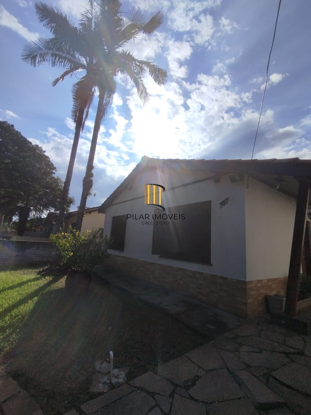 Casa de 4 dormitórios e 2 vagas de garagem em Canoas.