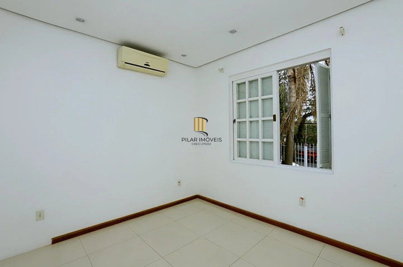 Casa com pátio, piscina e churrasqueira, no Bairro Nonoai