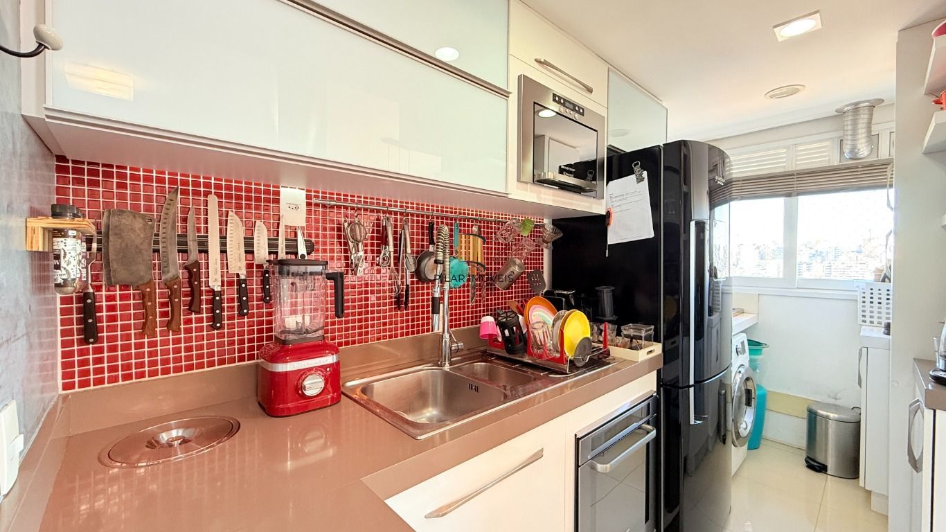 Apartamento 2 dormitórios, churrasqueira, 1 vaga, elevador na Rua General Lima e Silva.