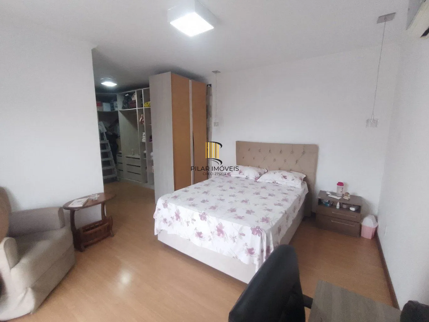 Casa de 5 dormitórios, piscina e 4 vagas de garagem em Canoas.