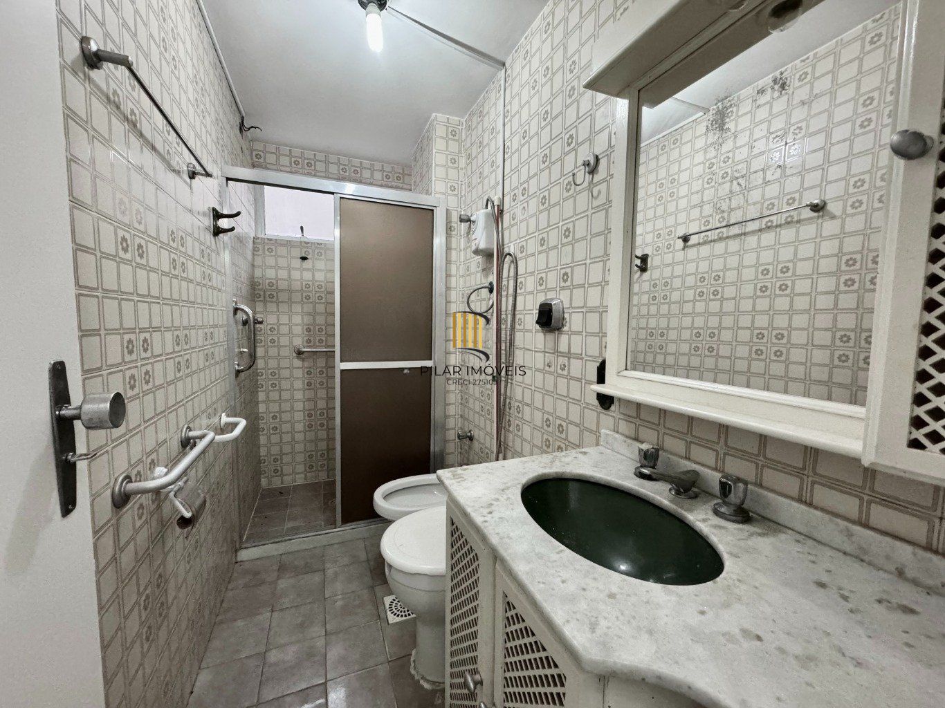 Apartamento com 2 dormitórios, dependência e 1 vaga no Bairro Menino Deus