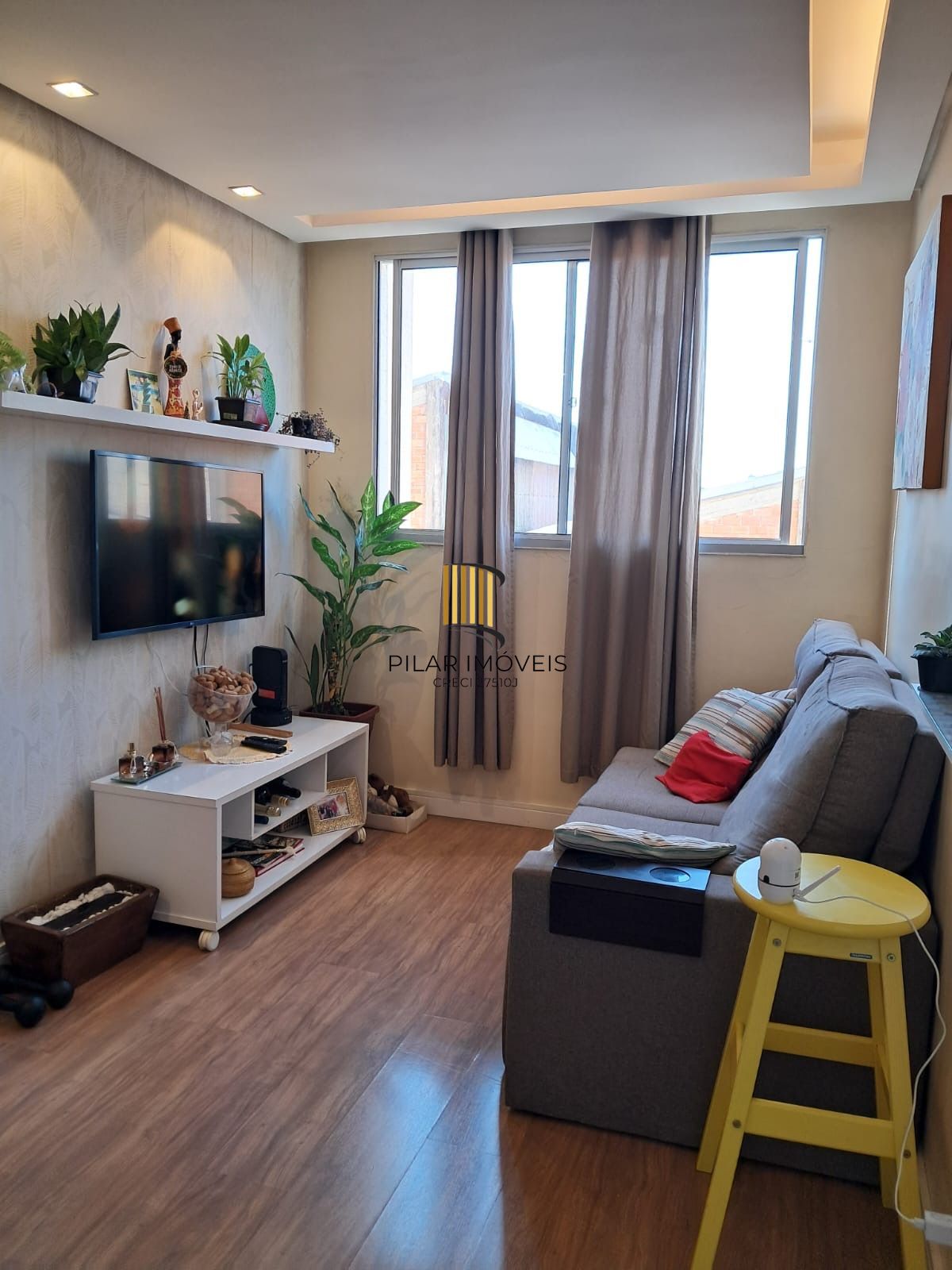 Apartamento semi mobiliado 2 dormitórios 1 vaga de garagem na Rua Sadi Castro.