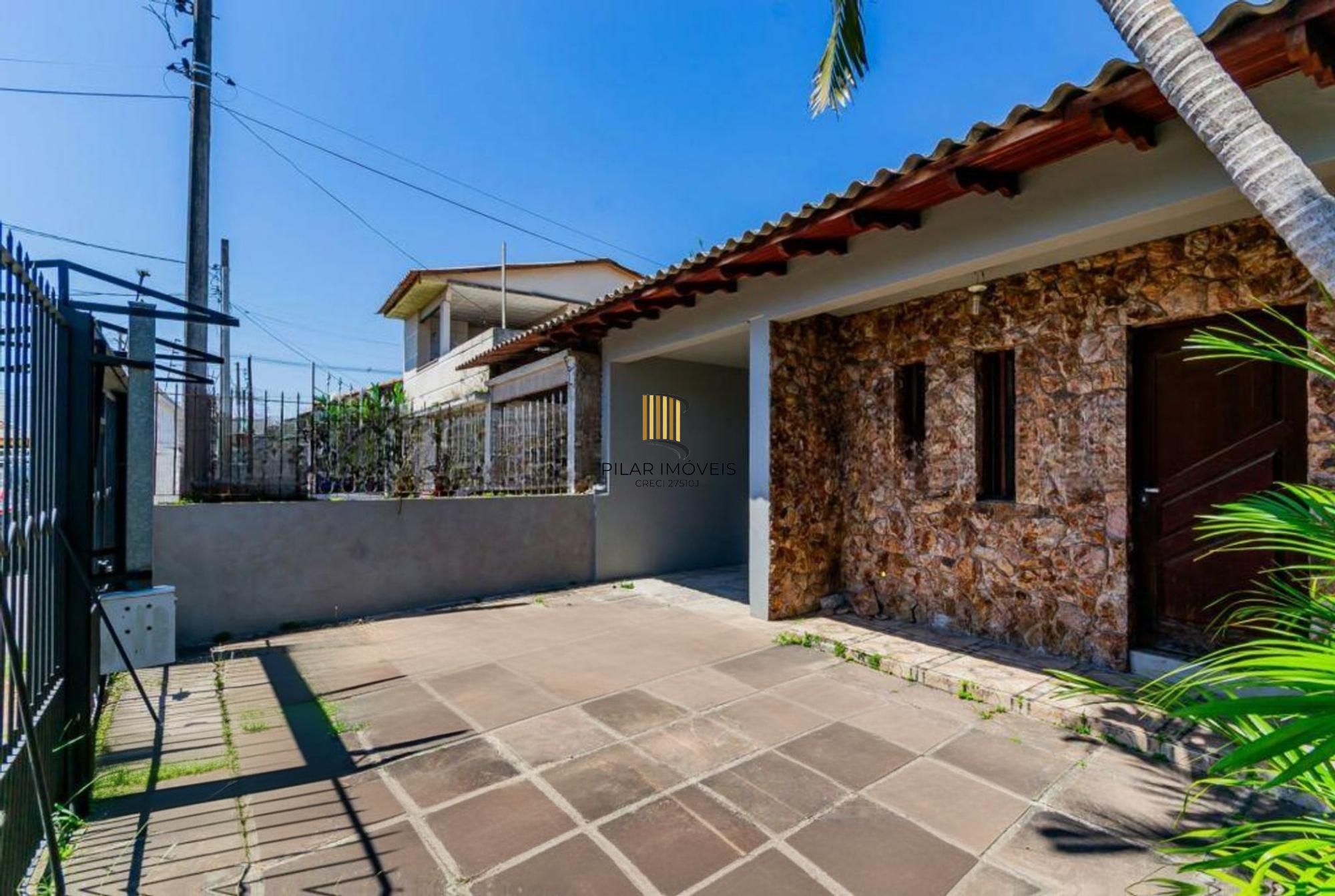 Casa com 3 dormitórios, 4 vagas e amplo pátio no Bairro Sarandí