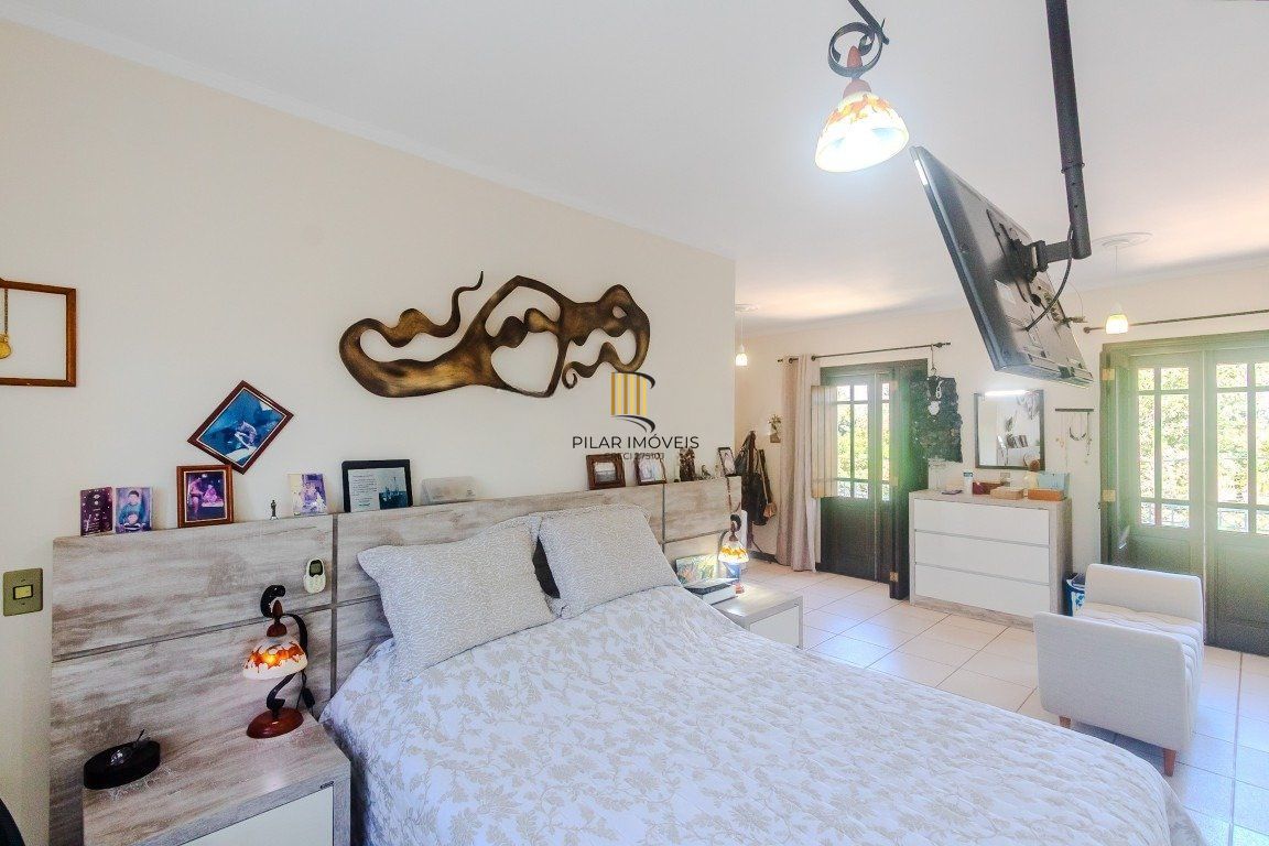 Casa de 4 dormitórios, sendo 1 suíte e 4 vagas de garagem em Canoas.