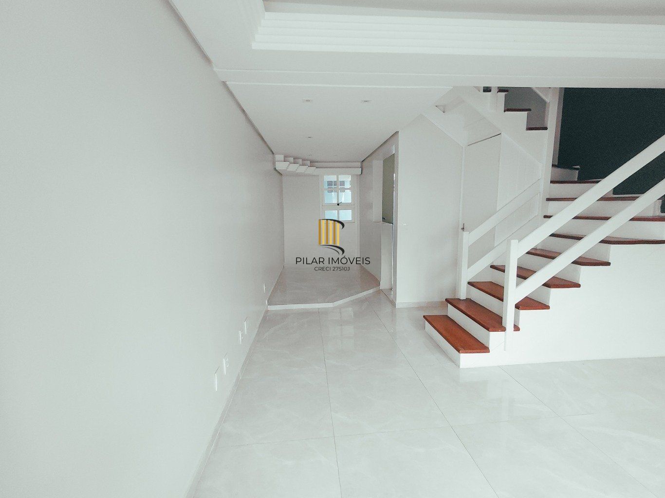 Casa em condomínio com 2 dormitórios e 2 garagem em Branco em Canoas.