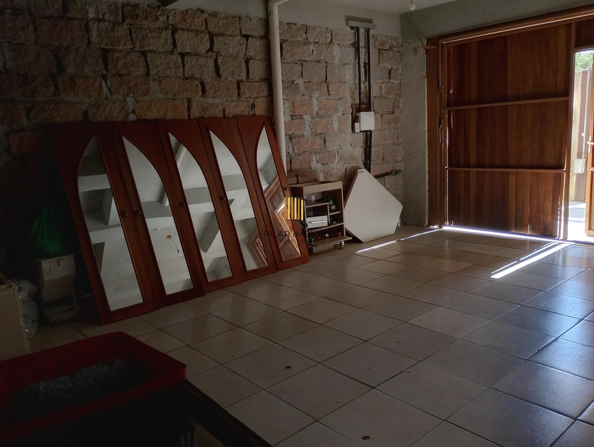 Casa com 3 quartos, 4 vagas de garagem e com pátio no bairro Parque Santa Fé