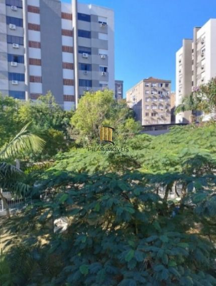 Apartamento de 2 dormitórios com 1 vaga de garagem no bairro Passo da Areia