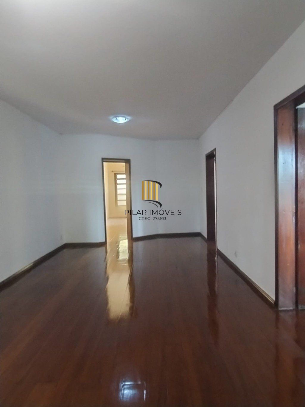 Casa 3 quartos, 4 vagas e churrasqueira no bairro Jardim São Pedro.