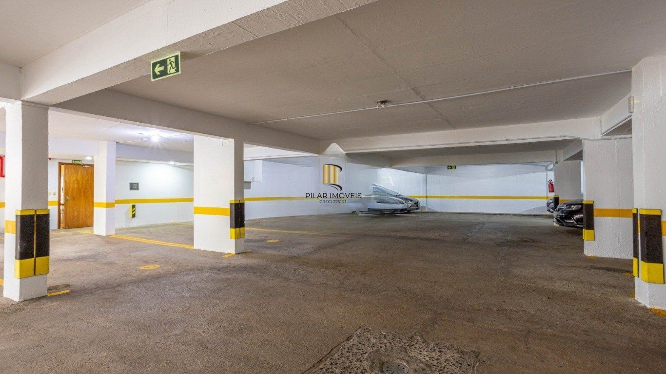 Cobertura com 3 Quartos, 1 suíte, 2 vagas e 211m²  no Petrópolis.