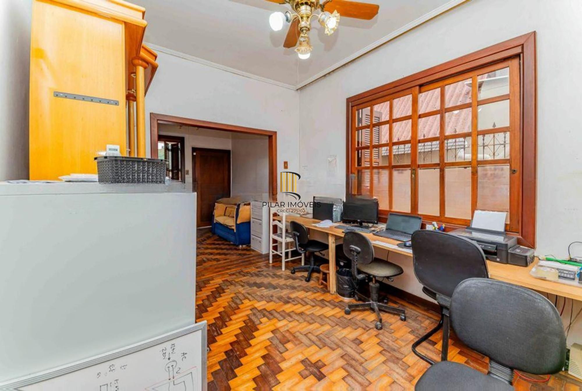 Casa de 3 quartos, churrasqueira, terraço, 2 vagas no bairro Glória.