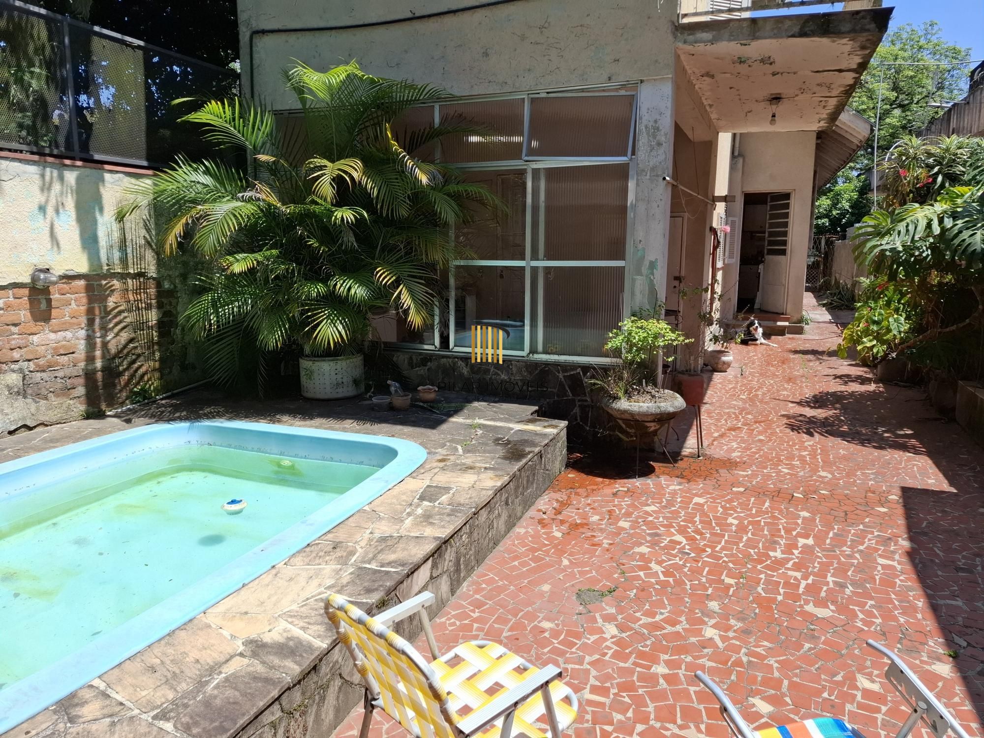 Casa no Bairro Petrópolis, à 800 metros da Encol, com pátio e piscina.