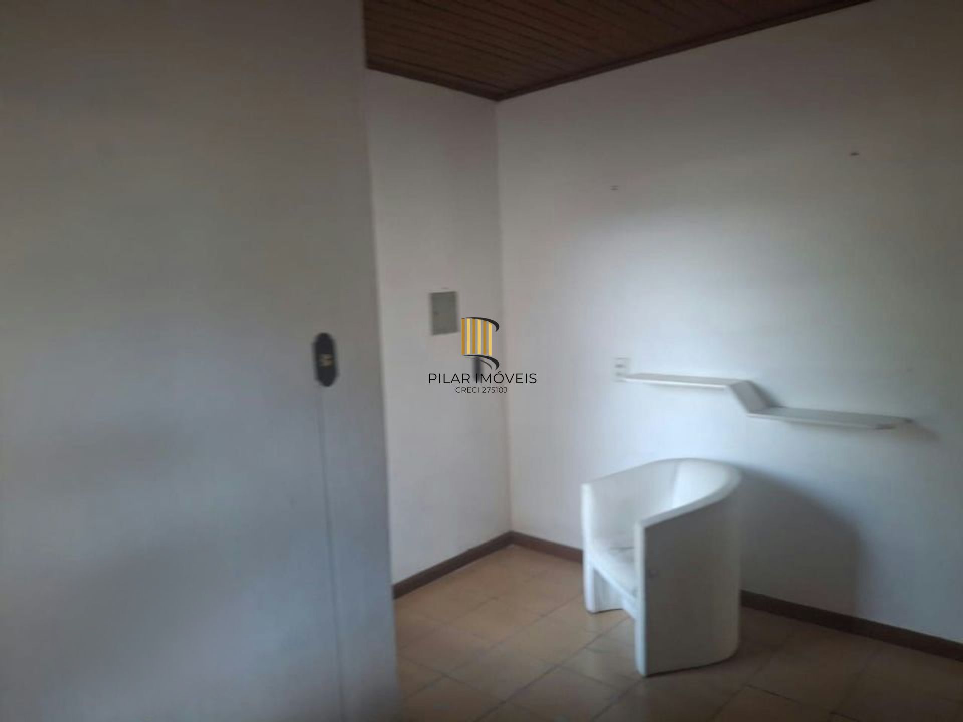 Casa 2 dormitórios com pátio e 3 vagas no Camaquã