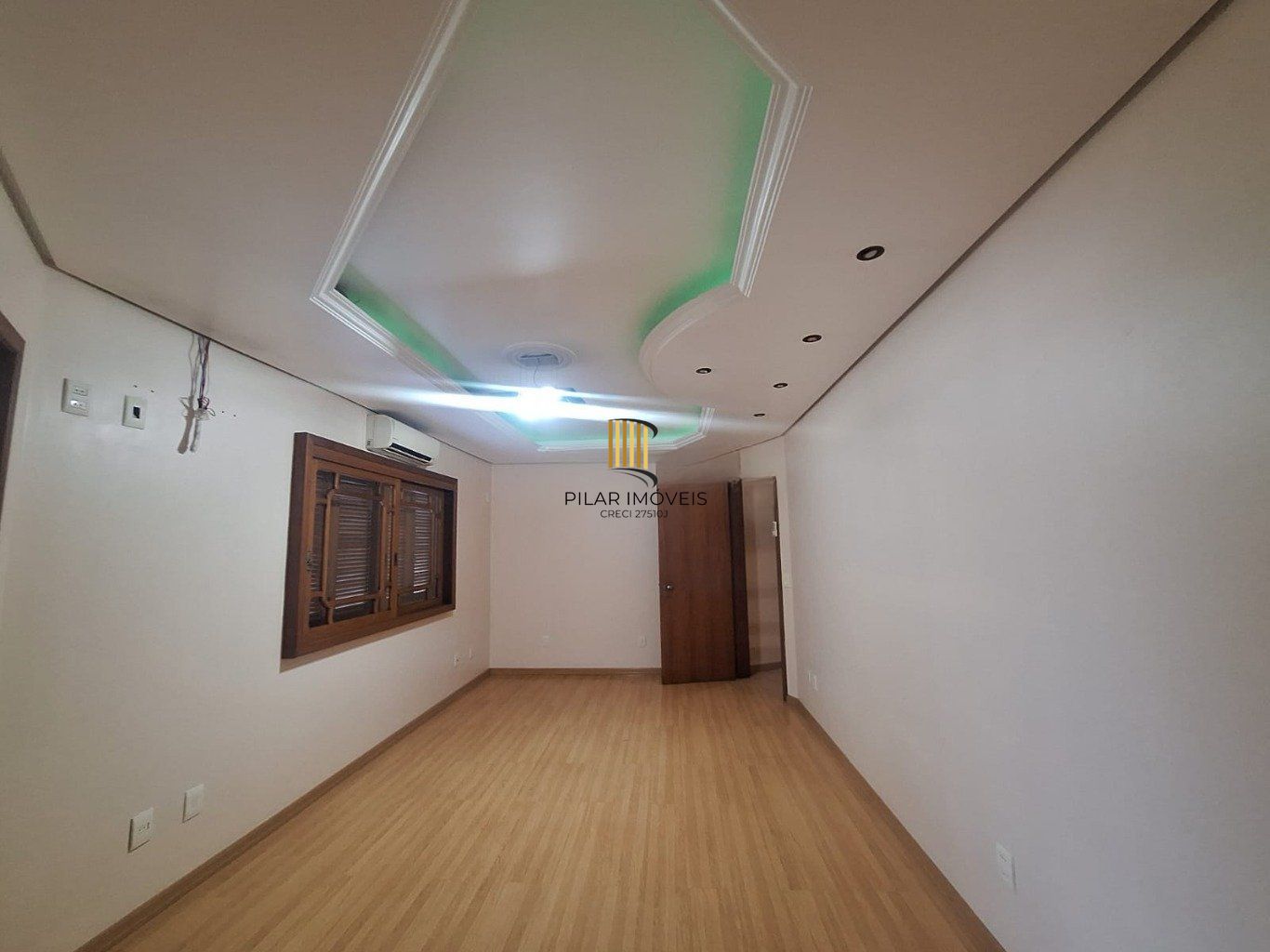 Casa 5 dormitórios, 1 suíte,  piscina e 2 vaga de garagem em Canoas.