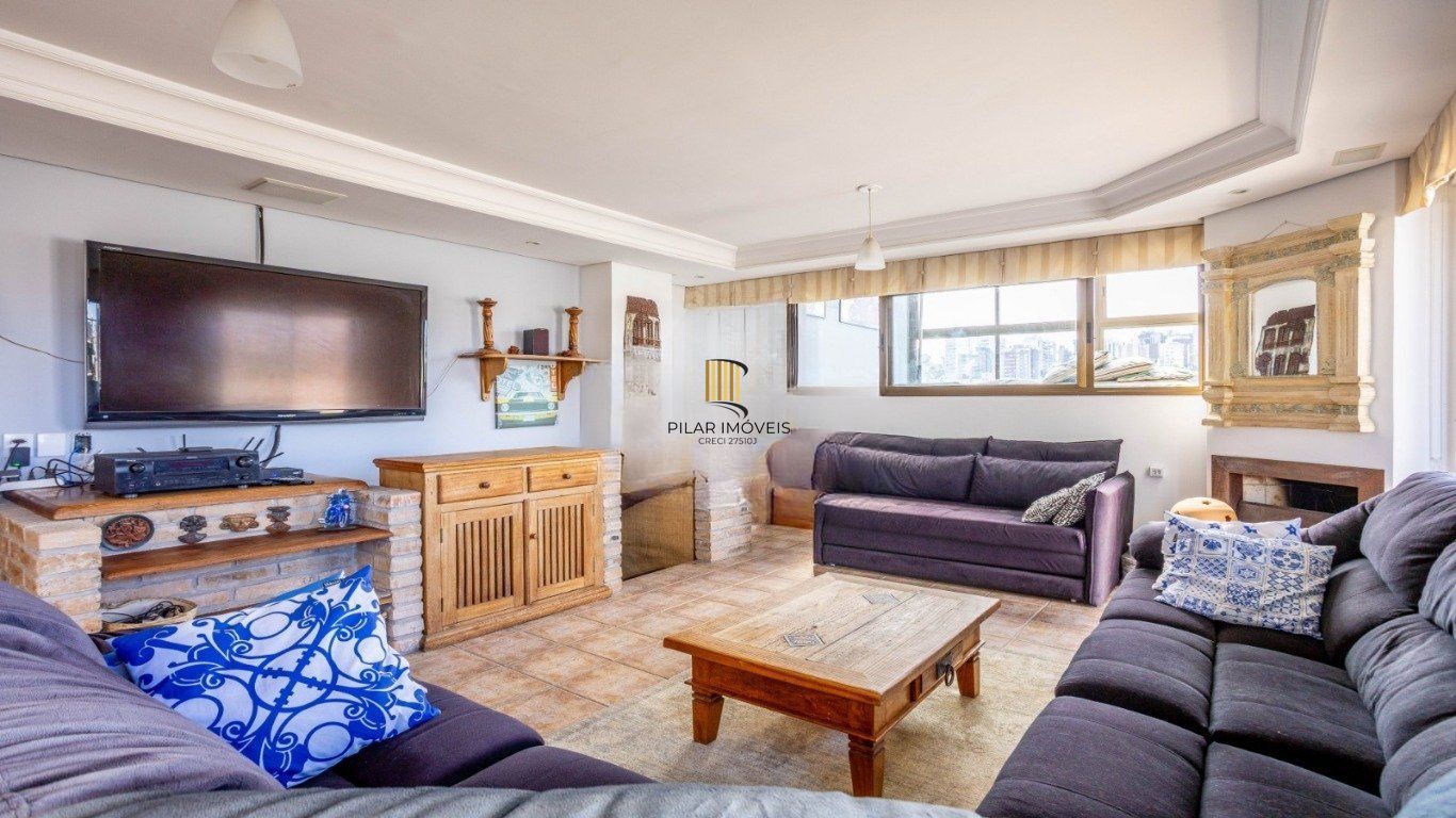 Cobertura com 3 Quartos, 1 suíte, 2 vagas e 211m²  no Petrópolis.