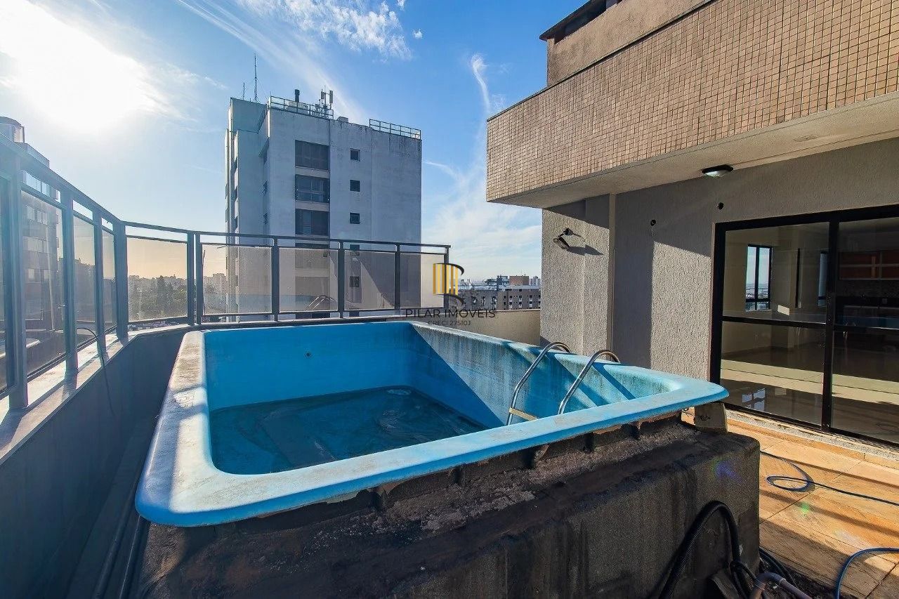 Cobertura de 3 quartos com piscina e 2 vagas no Bairro Mont Serrat.
