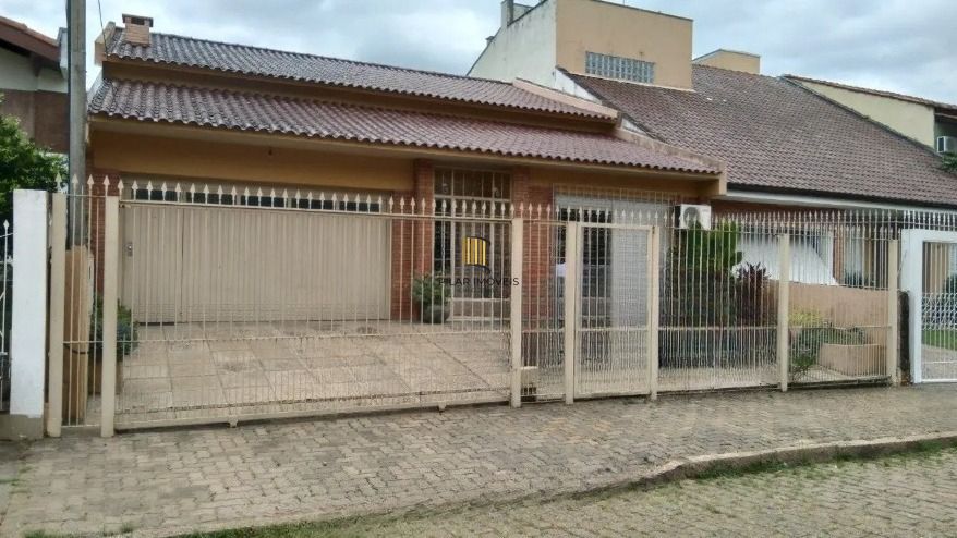 Casa com pátio e 3 dormitórios no Bairro Jardim Itu.