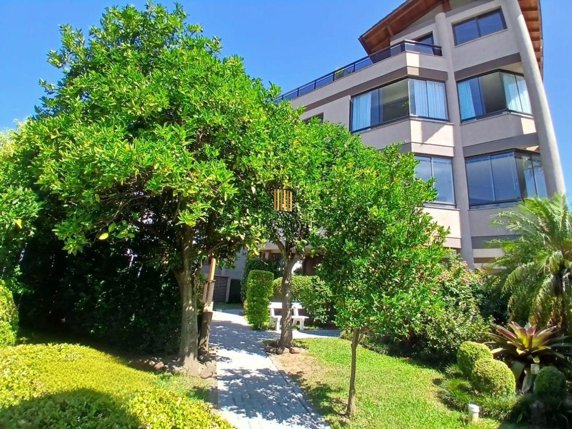 Cobertura com 4 quartos, 1 suíte, 4 vagas e elevador no bairro Igara Canoas.