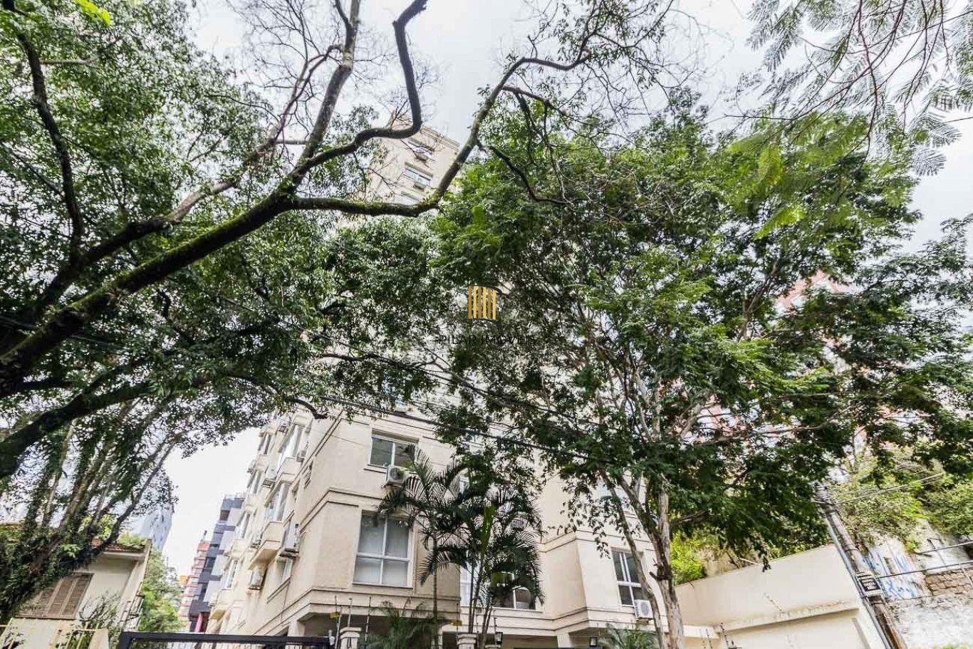 Apartamento com 2 quartos (1 suíte) e 2 vagas de garagem no Bairro Mont Serrat.