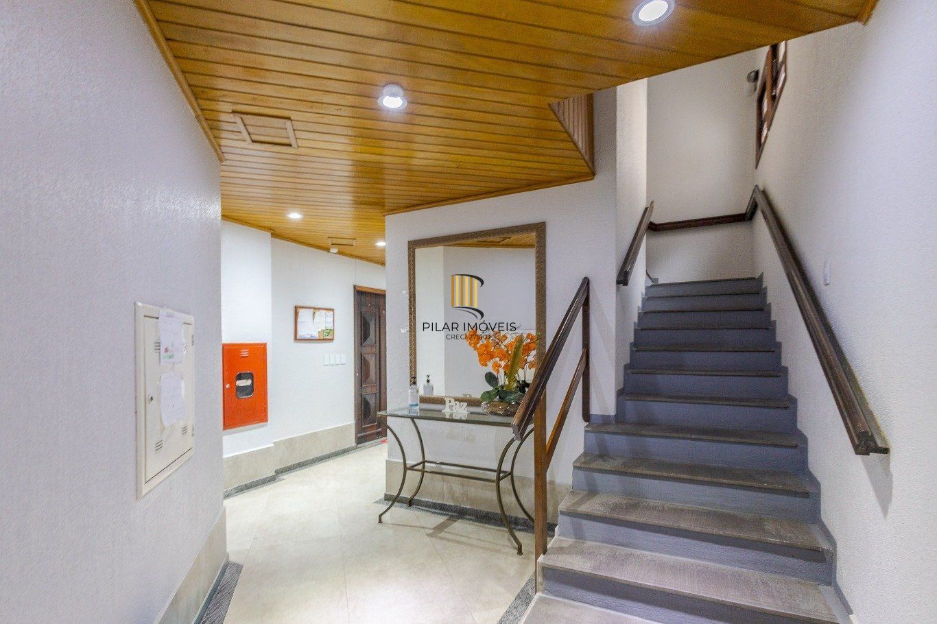 Cobertura com 4 quartos, 1 suíte e 2 vagas no bairro Passo da Areia.