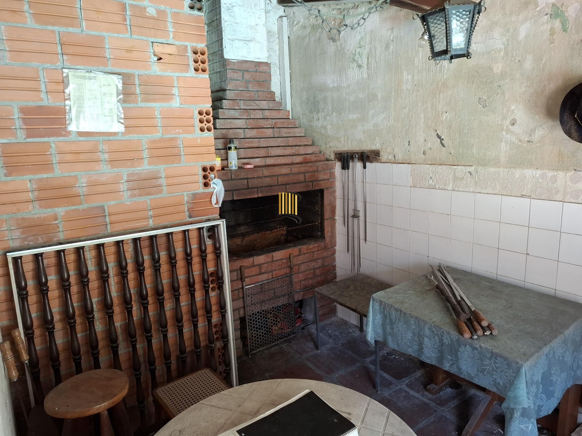 Casa no Bairro Petrópolis, à 800 metros da Encol, com pátio e piscina.