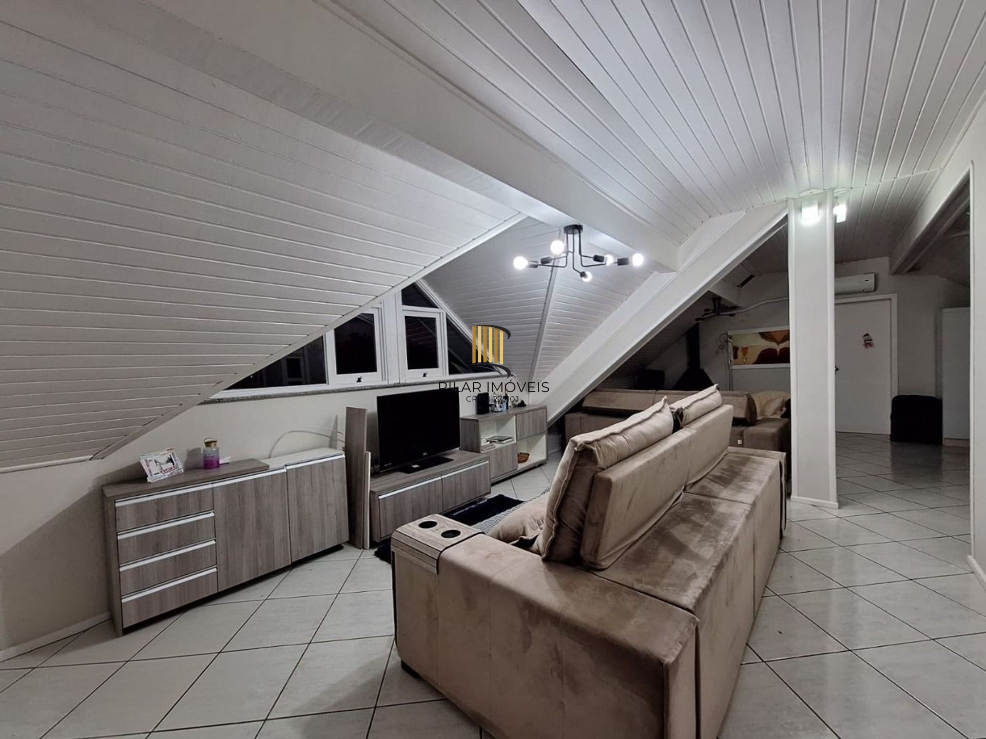 Casa de 2 pisos, 3 dormitórios e 2 vagas de garagem coberta em Canoas.