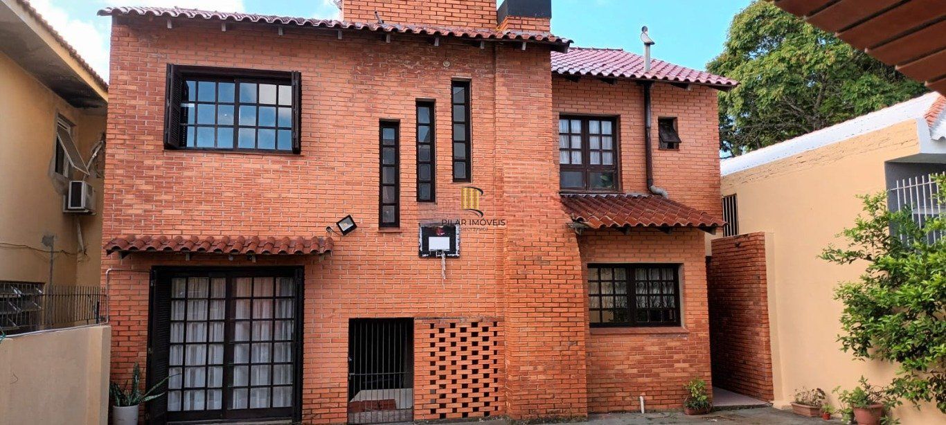 Casa com 3 quartos, 3 banheiros, churrasqueira no bairro Jardim São Pedro.