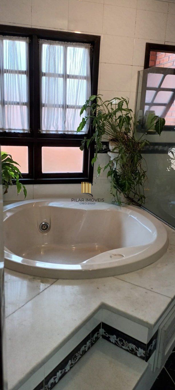 Casa com 3 quartos, 3 banheiros, churrasqueira no bairro Jardim São Pedro.