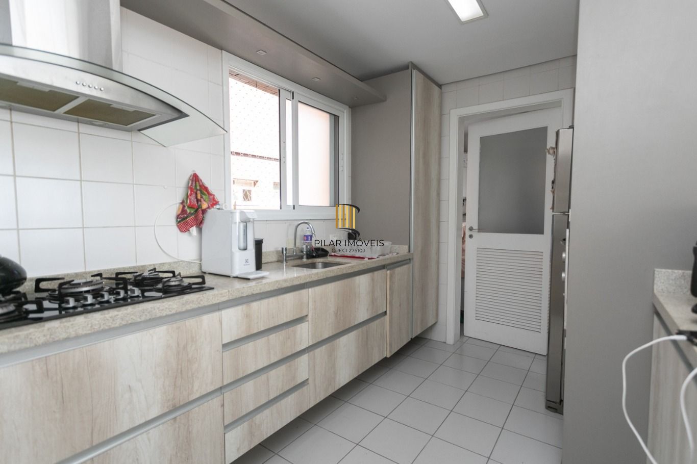Apartamento com 3 quartos(1 suíte) e 2 vagas de garagem no Bairro Petrópolis