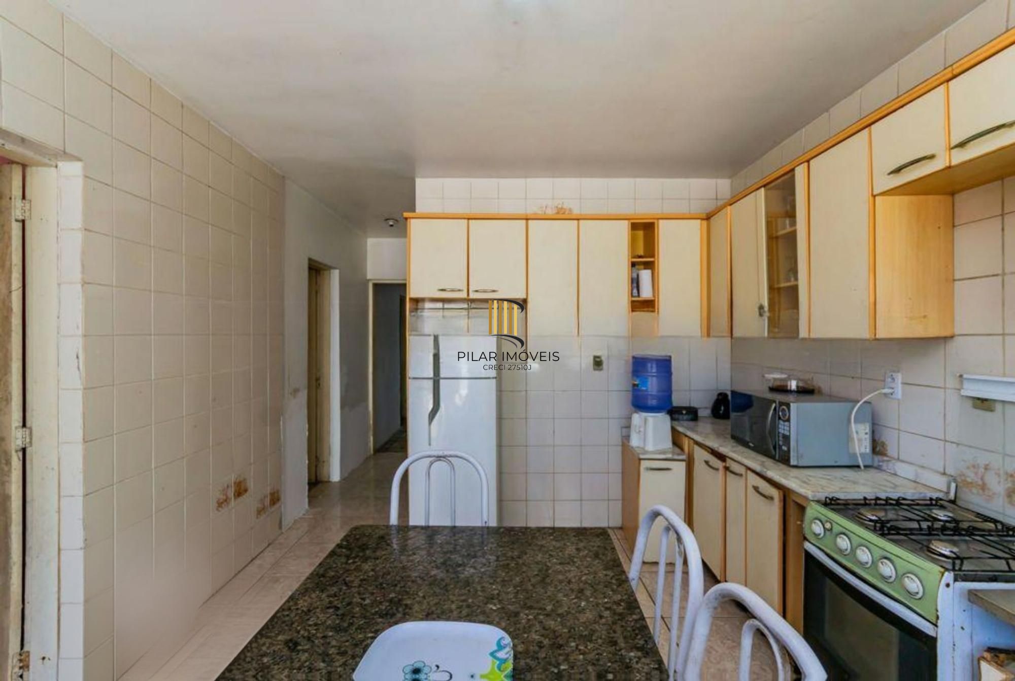 Casa com 3 dormitórios, 4 vagas e amplo pátio no Bairro Sarandí