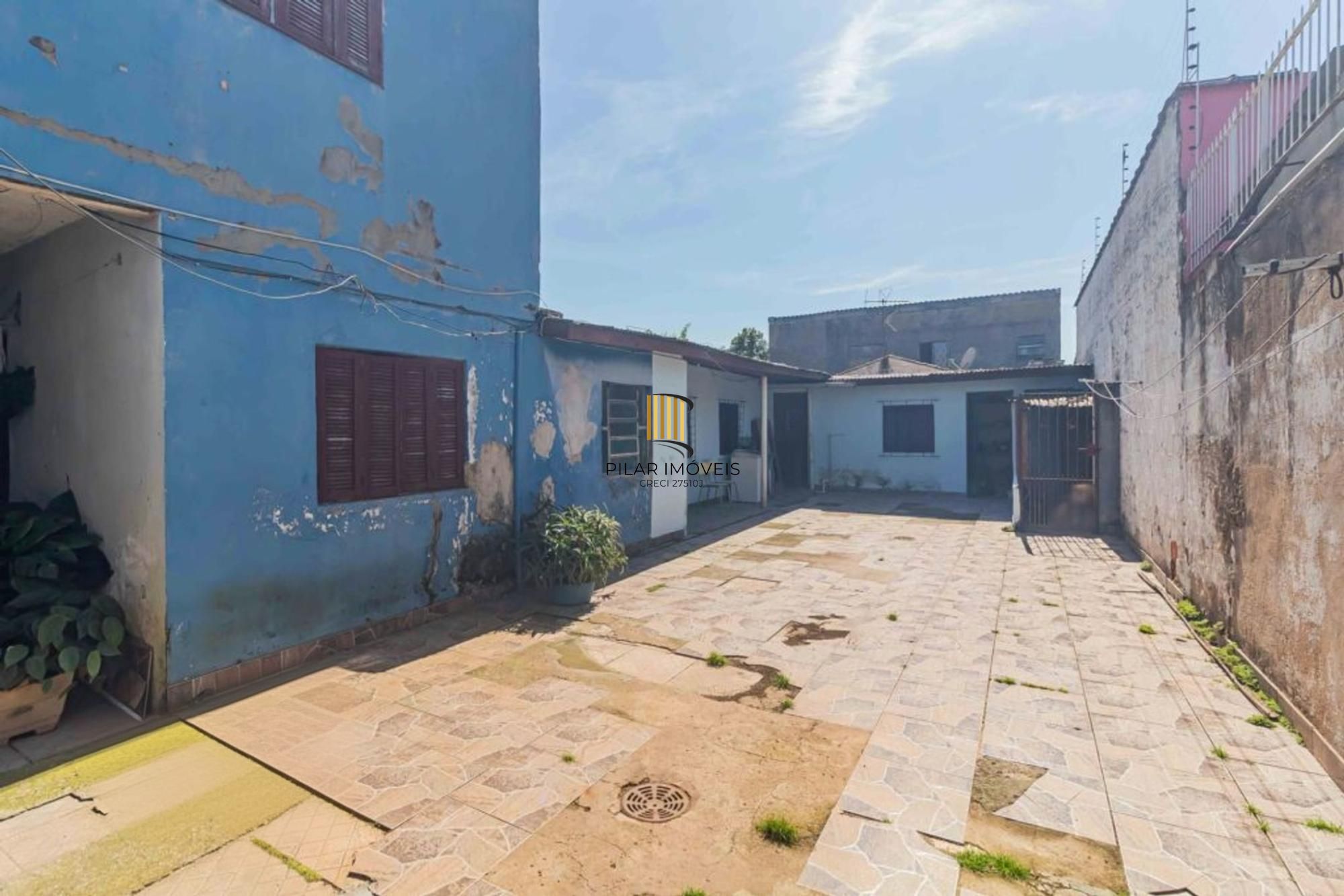 Casa com 4 quartos, 1 suíte , vaga de garagem e churrasqueira à venda em Sarandi.