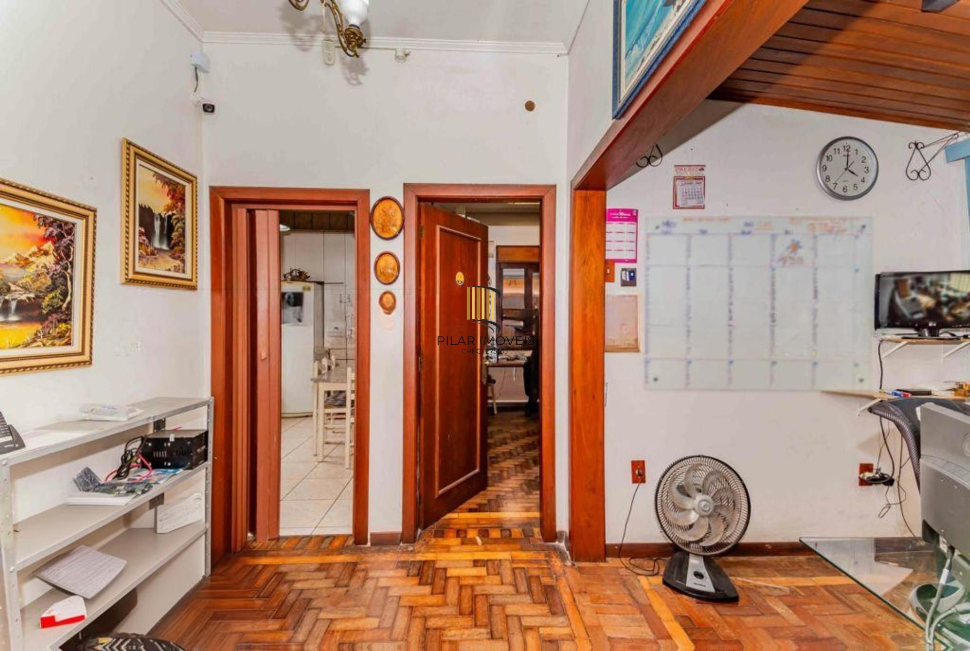 Casa de 3 quartos, churrasqueira, terraço, 2 vagas no bairro Glória.