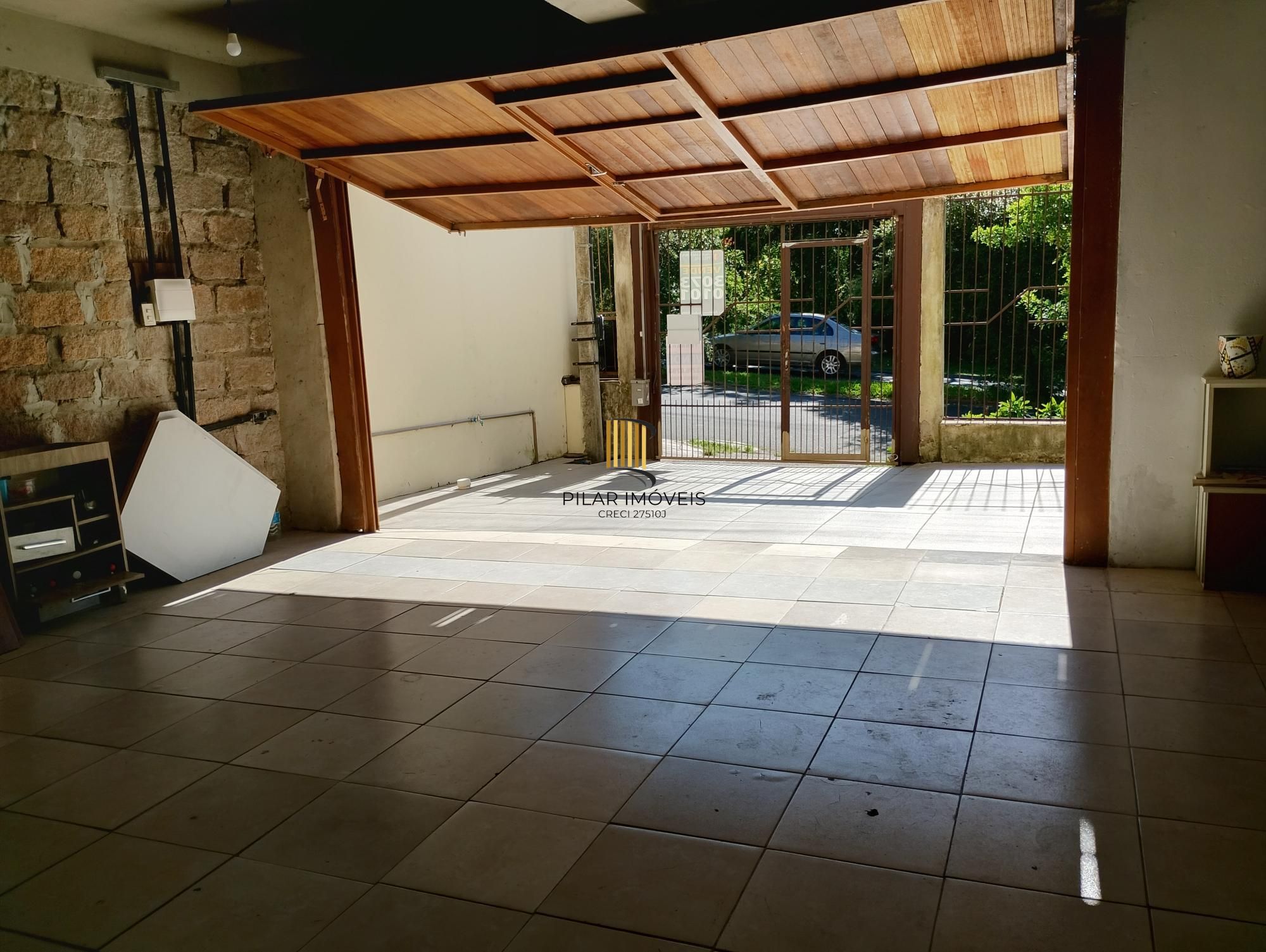 Casa com 3 quartos, 4 vagas de garagem e com pátio no bairro Parque Santa Fé