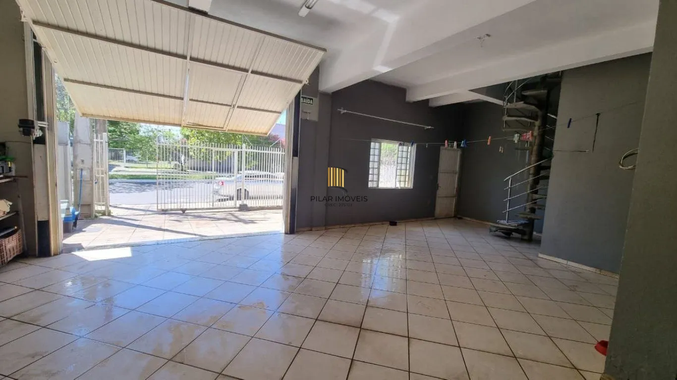 Casa de 2 dormitórios e 6 vagas de garagem em Canoas.