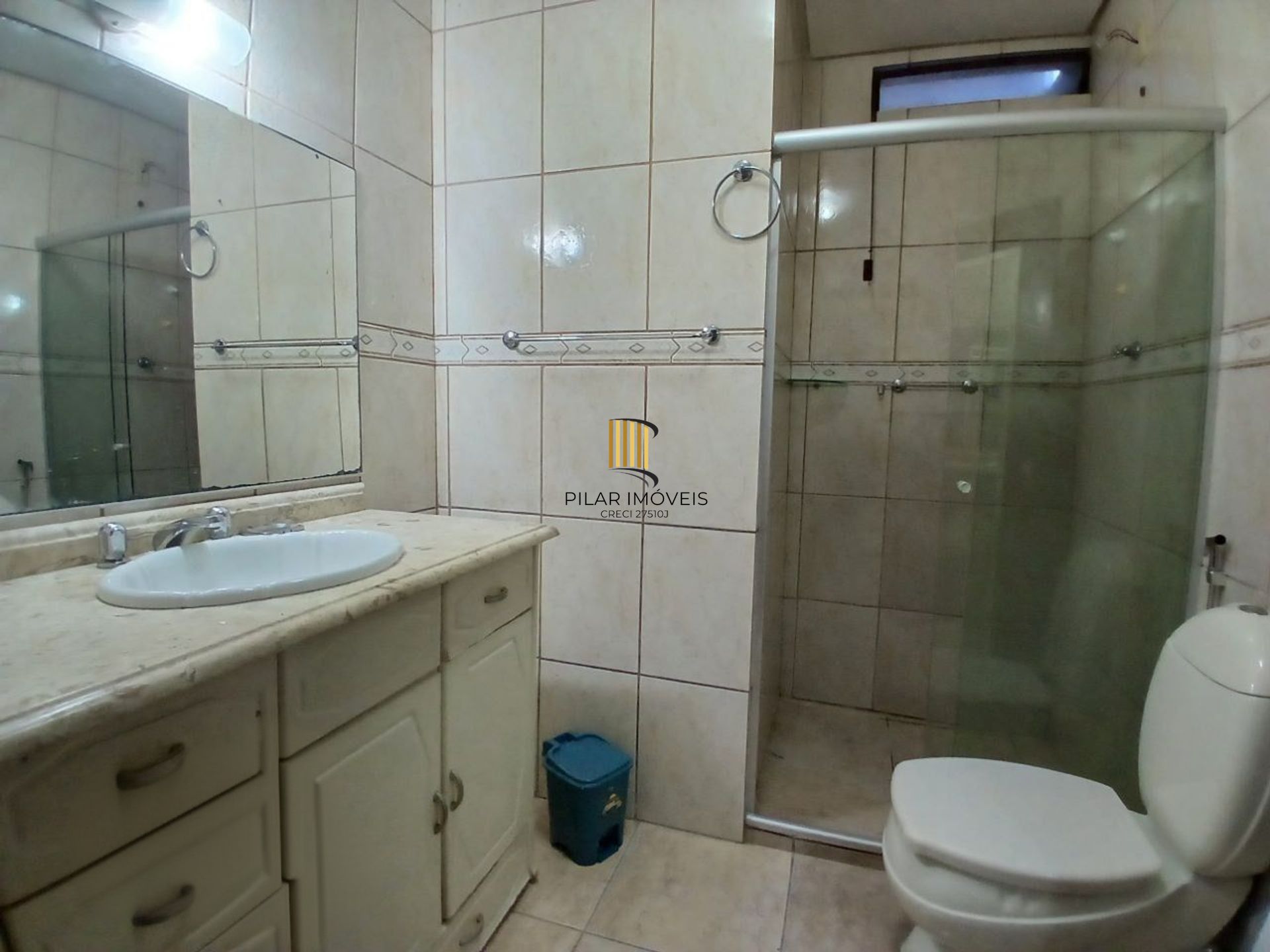 Casa de 3 dormitórios, piscina e 4 vagas de garagem em Canoas.