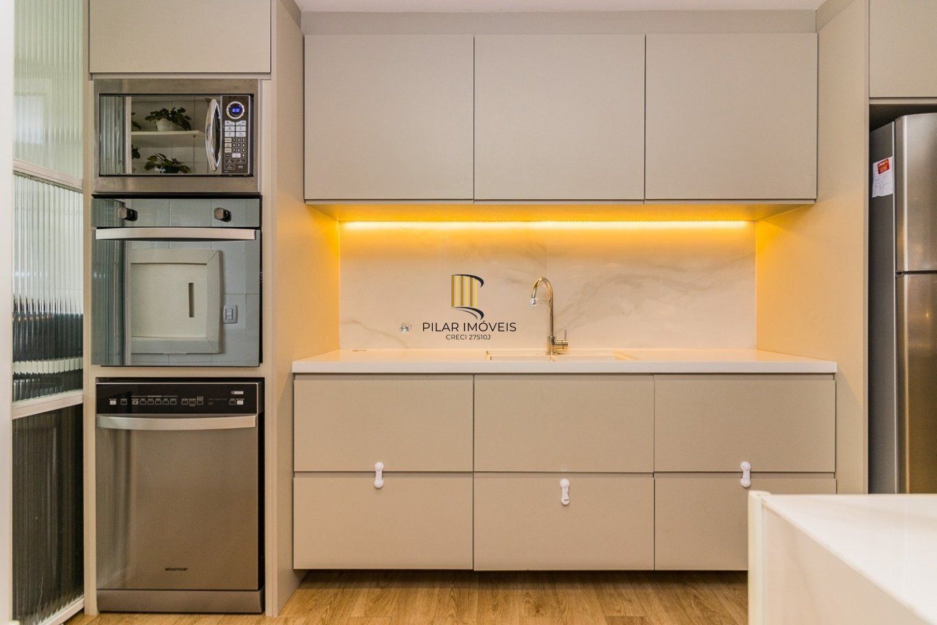 Apartamento com 2 quartos (1 suíte) e 2 vagas de garagem no Bairro Mont Serrat.