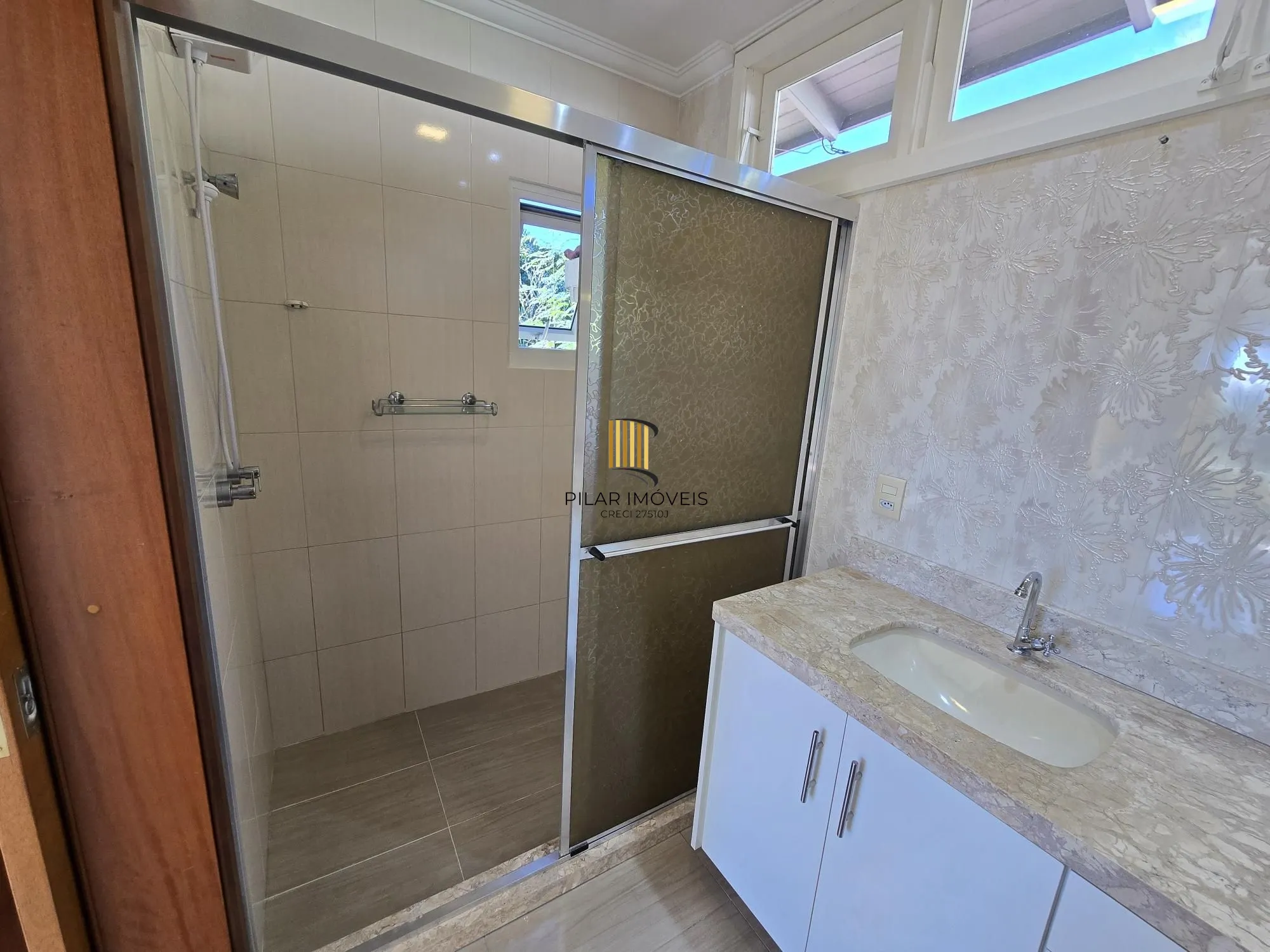 Casa 3 dormitórios, 1 suíte, 4 vagas 210 m² privativos no Belém Novo.